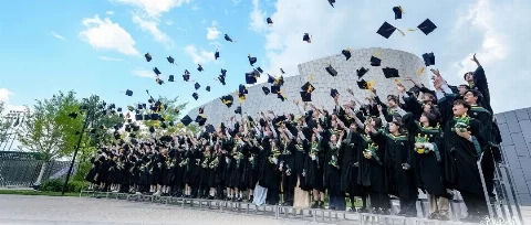 北京市私立汇佳学校第26届高中毕业典礼圆满举办
